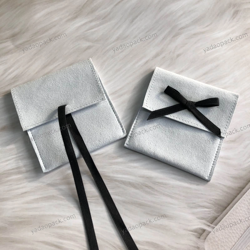 Pochette en microfibre bleu clair avec nœud papillon