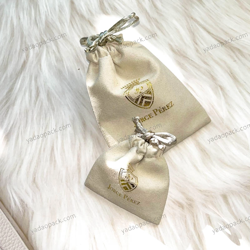 Bolsa popular com cordão de seda para anéis de pulseira de pulseira de embalagem logotipo de ouro