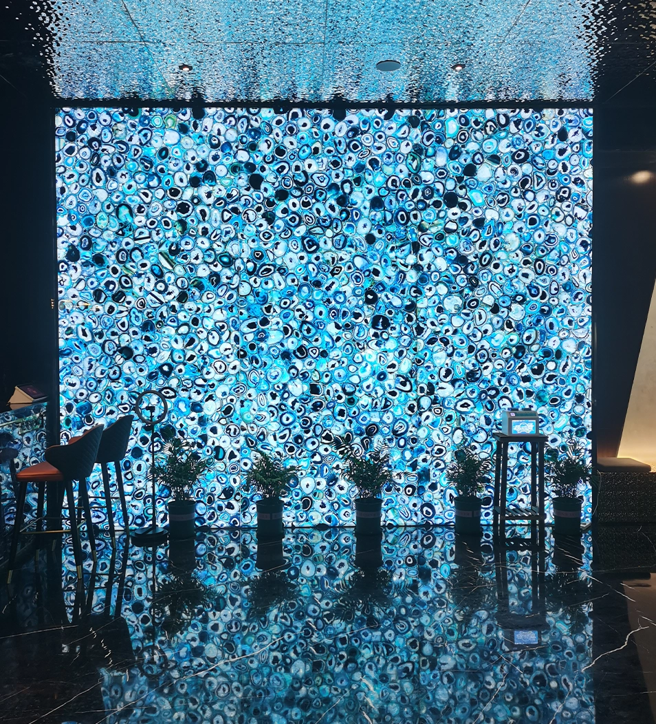 Von hinten beleuchtete Wand aus blauem Achat. Definiert durch Licht