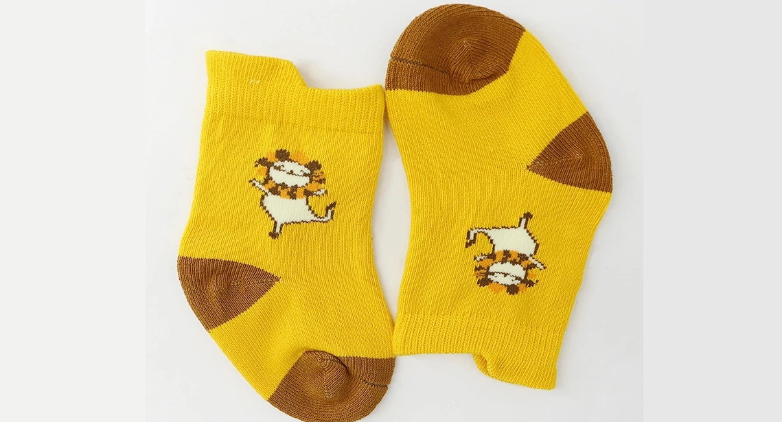 L'usine de chaussettes tricotées de Jixingfeng étend sa collection de chaussettes pour bébés pour les marchés mondiaux