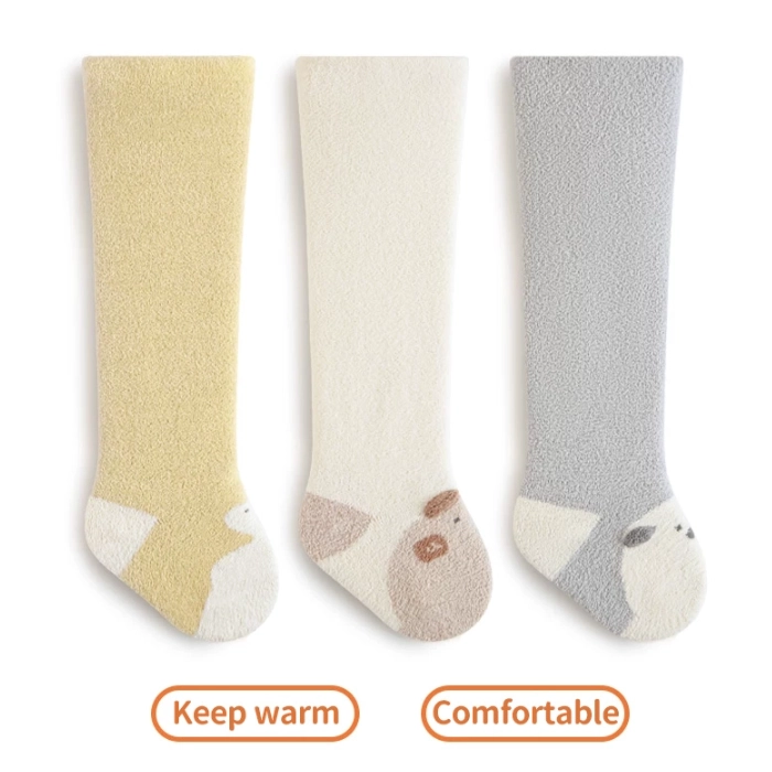 Un fournisseur chinois adapte sa production de chaussettes pour enfants aux commandes à faible quantité minimale de commande et avec logo personnalisé