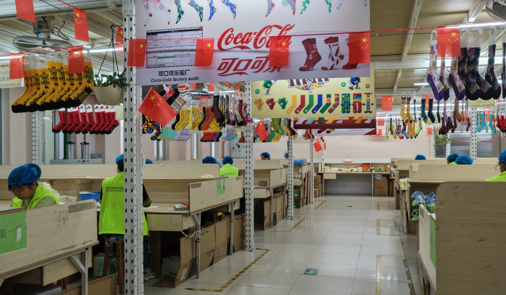 De mondiale supply chain voor schoenen verandert nu de toonaangevende Chinese sokkenfabrikant de slimme productie-infrastructuur voor de B2B-groothandel verbetert