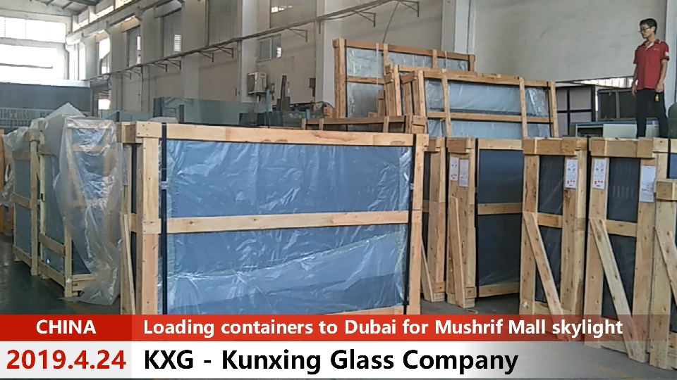 Cargando contenedor al tragaluz del centro comercial Dubai Mushrif