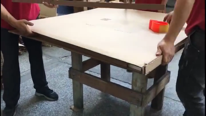 ¿Cómo empaquetar una mesa redonda de vidrio templado?