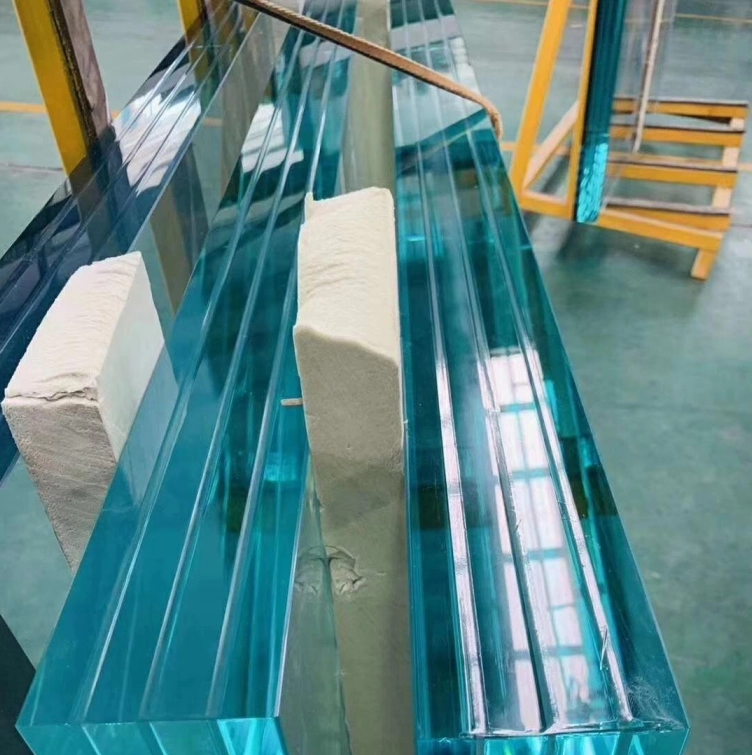 Vidrio laminado templado de 4 capas de tamaño Jumbo, vidrio laminado endurecido con bajo contenido de hierro de 10 + 10 + 10 + 10 mm, vidrio laminado templado de 40 mm de espesor