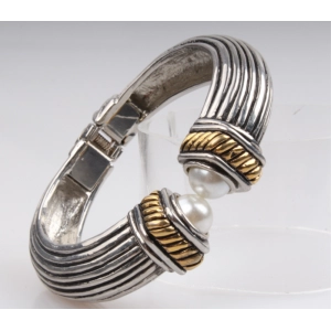 China Professional Zinc Alloy Bracelet Manufacturer in China Free Sample as Gift manufacturer