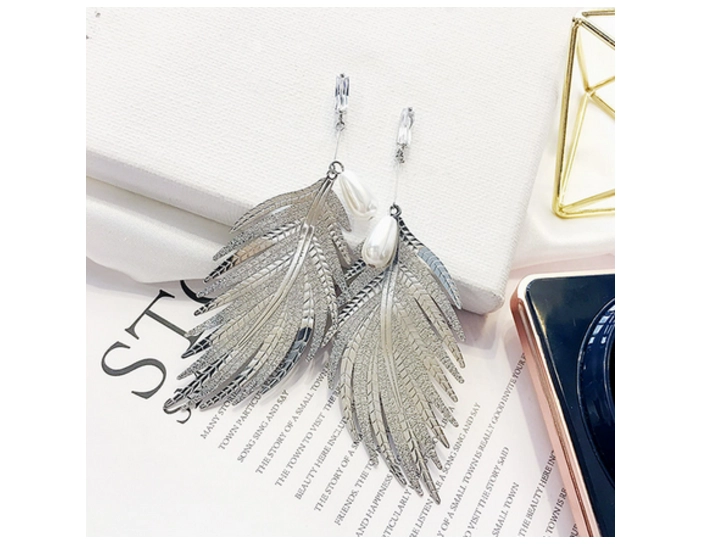 2018 Hot Selling Wholesale Personality Leaves Pearl pendant earrings for Girls as Gift