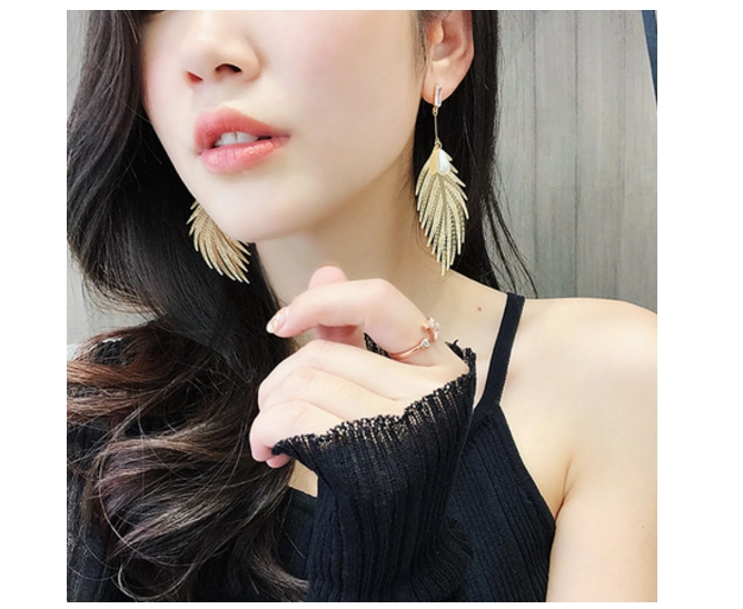 2018 Hot Selling Wholesale Personality Leaves Pearl pendant earrings for Girls as Gift