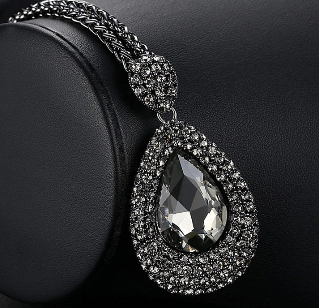 Cheap Price Zinc Alloy Sweater Chain Necklace with Artificial Crystal Pendant