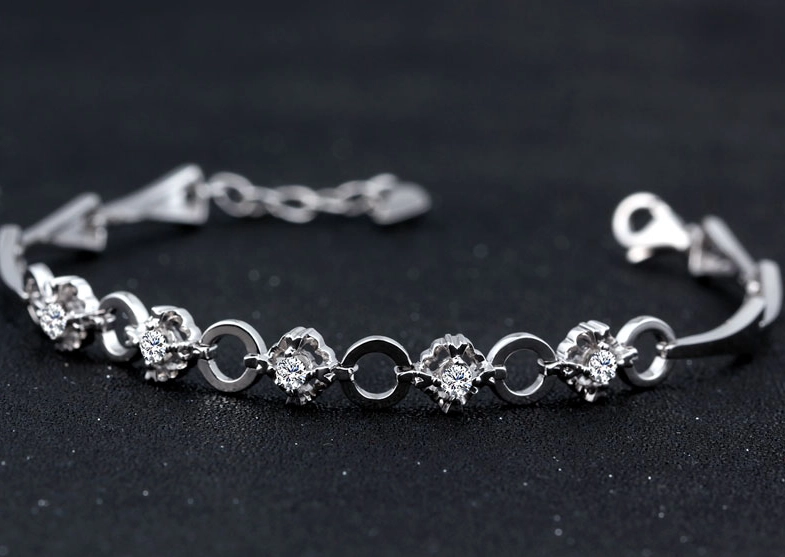 China Professional Supplier 18K White Gold Diamonds 4C Bracelet Bangle for Woman fabricante