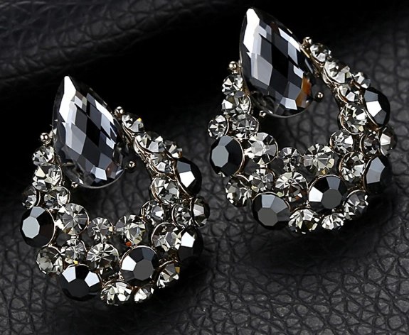 Retro European Style Zinc Alloy Stud Earrings Manufacturer in China