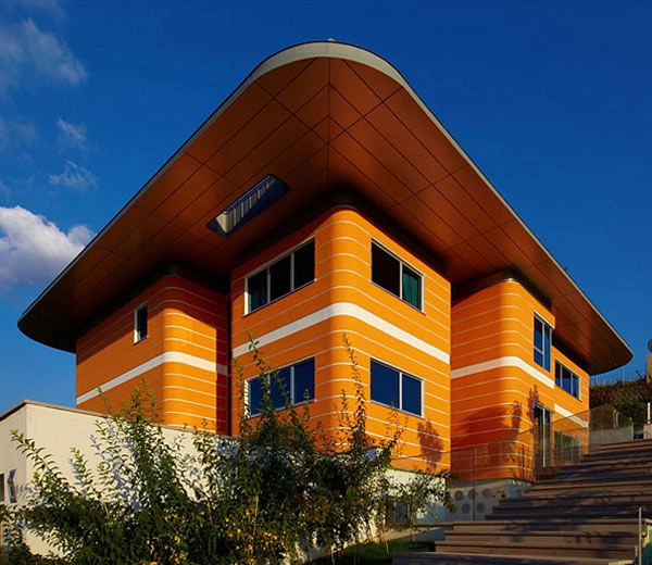 Suasana yang terang di Dan Sekitar Orange House Prefab unik ini