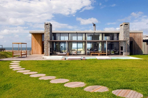 Bloques de hormigón asegurando un alto nivel de privacidad: Beach Home in Uruguay