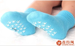 Wie man Socken für Ihr Baby zu tragen?
